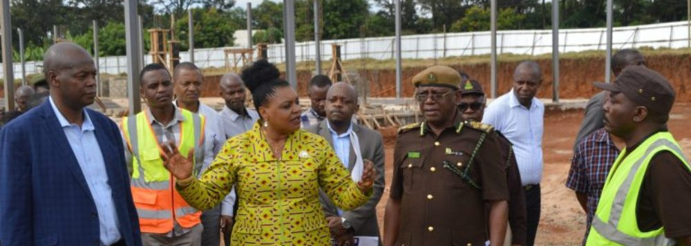 Waziri Mhagama (katikati) akitoa maelekezo kwa watendaji mbalimbali wa Jeshi la Magereza Nchini alipokuwa akikagua ujenzi wa kiwanda cha Ngozi cha Karanga Mkoani Kilimanjaro